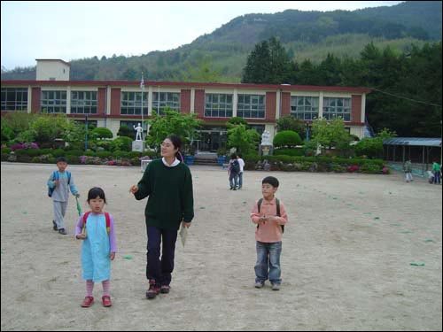 교통비조로 한 달에 50만원씩을 보조 받고 학교에 다니는 기연이와 가연이 그리고 엄마, 배영수씨 